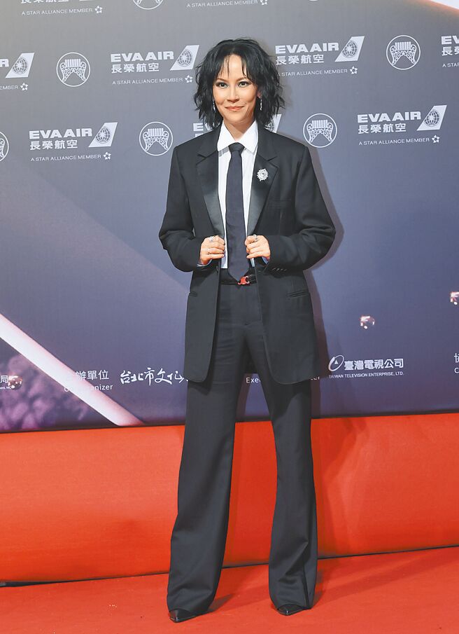 向來自詡是「女漢子」的楊乃文，穿CELINE男裝搭海瑞溫斯頓珠寶，贏得紅毯第一美。（攝影／陳俊吉、羅永銘）