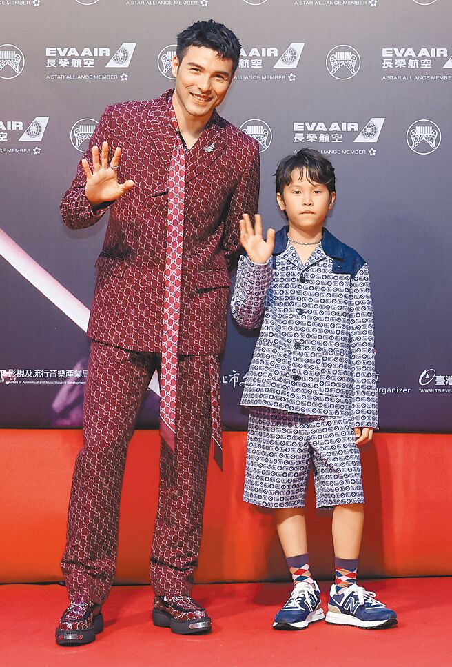 鳳小岳穿GUCCI男裝搭配海瑞溫斯頓珠寶與腕表，與八歲兒子走紅毯，畫面溫馨。（攝影／陳俊吉、羅永銘）