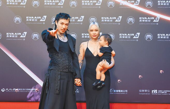 Marz23與妻兒一起走紅毯，一家人都穿重金屬龐克風的黑色勁裝。（攝影／陳俊吉、羅永銘）