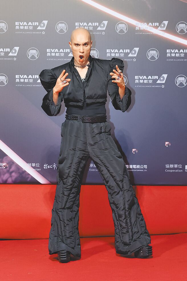 黃宣兩顆高聳大墊肩的造型搞怪，但搭配誇張肢體動作，時尚態度滿分。（攝影／陳俊吉、羅永銘）