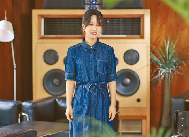 严正岚产后首部戏剧演出就挑战台语剧。（陈俊吉摄）（服装提供：iBLUES 珠宝提供：STAR JEWELRY 鞋子提供：CHARLES & KEITH）