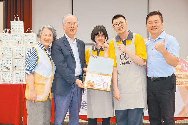 喜憨兒基金會總監武庭芳（左起）、和泰大金董事長王玄郎、小憶、小翔與宜蘭大里國小校長鄭適慶合影。（業者提供）