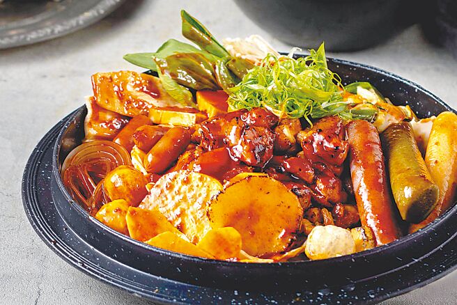 SOGO忠孝館「韓國潮流美食文化節」甩鍋雞，韓式炒雞雙人套餐，售價550元。（SOGO提供）