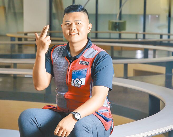 楊昆弼笑說自己左臉拍起來比較帥氣。（趙雙傑攝）