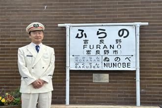 迎薰衣草季！北海道富良野站長為遊客指路 推單車租借