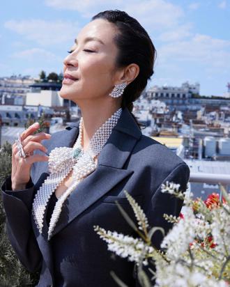 楊紫瓊搶先穿戴MIKIMOTO「緞帶」高訂珠寶    美得令人屏息