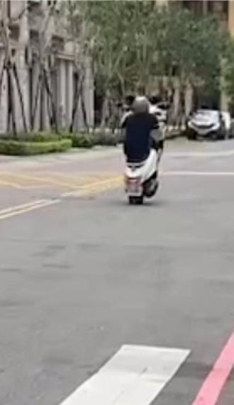 無照少年耍帥翹孤輪 恐吃6萬罰單！借車的人也GG