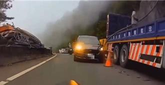 休旅車合歡山公路上飄移 自撞護欄及山壁駕駛送醫