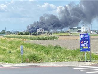 雲林板模暫置場大火黑煙衝天  消防急滅火