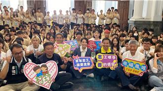 伴弱势儿少欢度暑期 高虹安授证旗感谢198名青年志工