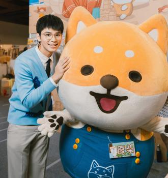 王品澔帥秀文青風挺筆樂 粉絲狂湧搶合照