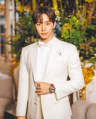 李俊昊玩味伯爵映時尚