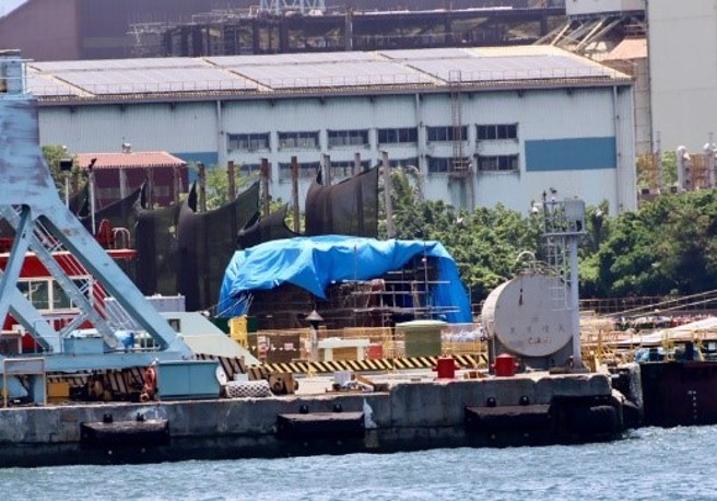近日被高雄港游船民眾目击拍摄到台船乾坞内的「海鲲号」，其帆罩周遭架起许多施工的钢梁和棚架，并以大型蓝色帆布遮盖，引起外界的若干质疑。（图／取自网路）