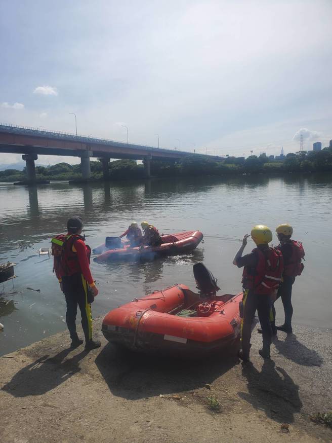 新北消防今（1日）持续派员搜救中。（图 / 叶庭欣翻摄）