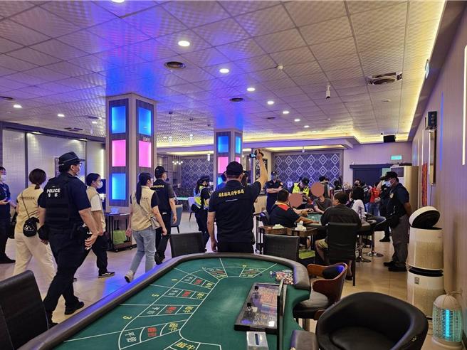 暑假已到，屏東縣政府警察局1日凌晨啟動青春專案聯合稽查，針對青少年常出入的不當場所加強查察。（屏東縣警局提供／羅琦文屏東傳真）