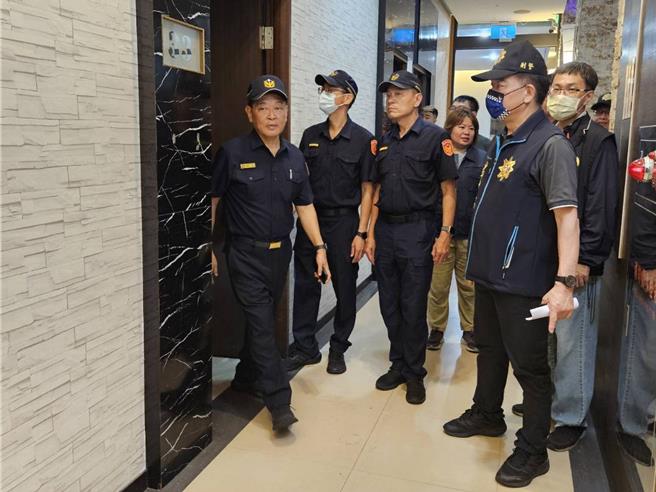 青春專案聯合稽查由屏東縣警察局長戴台㨗（左一）主持，動員167名警力，臨檢處所46處。（屏東縣警局提供／羅琦文屏東傳真）