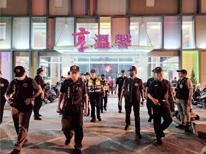 屏東縣警局啟動青春專案聯合稽查針對是否有學生深夜逗留、打工權益、違反兒少法等項目加強查察。（屏東縣警局提供／羅琦文屏東傳真）