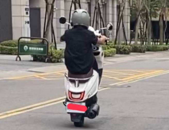 無照機車男炫技「翹孤輪」遭民眾檢舉，桃園分局警方：「最重罰3.6萬元」。（翻攝畫面）
