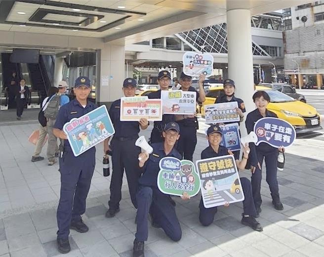 高雄捷運RK1岡山車站於6月30日通車，岡山警方也到場宣導交通安全知識。（警方提供／林瑞益高雄傳真）