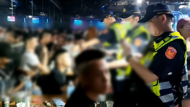 桃園分局警方執行青春專案，擴大臨檢治安顧慮場所。（翻攝畫面）