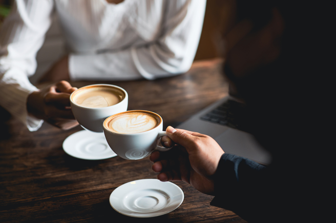 营养师指，喝加有牛奶的拿铁，一样可以补充钙质。（示意图，Shutterstock／