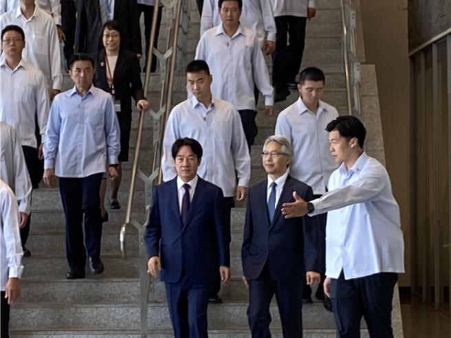 赖清德总统（前排右三）今天出席中研院院士会议。（林志成摄）