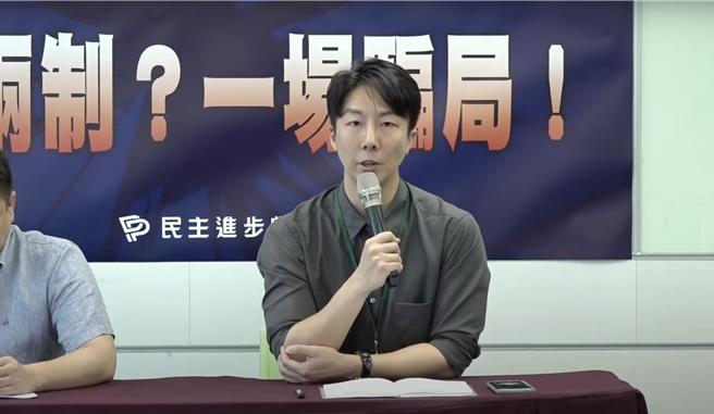 港府稱陸委會「誣衊抹黑香港實施《香港國安法》及《維護國家安全條例》後，訛稱赴港風險增加」。對此，民進黨發言人吳崢表示，這樣的風險是切切實實存在，中國覺得有罪就有罪。（翻攝自民進黨直播）