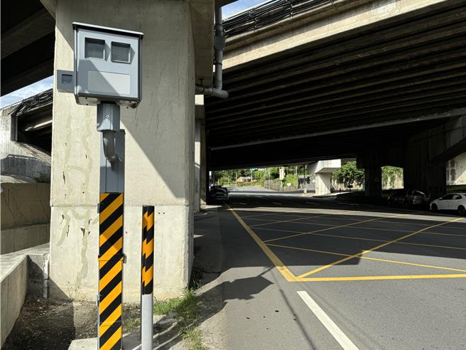 位於苗栗縣頭屋鄉台13線24.2公里處的固定式測速照相桿，是2024年上半年測速照相桿王。（警方提供／李京昇苗栗傳真）