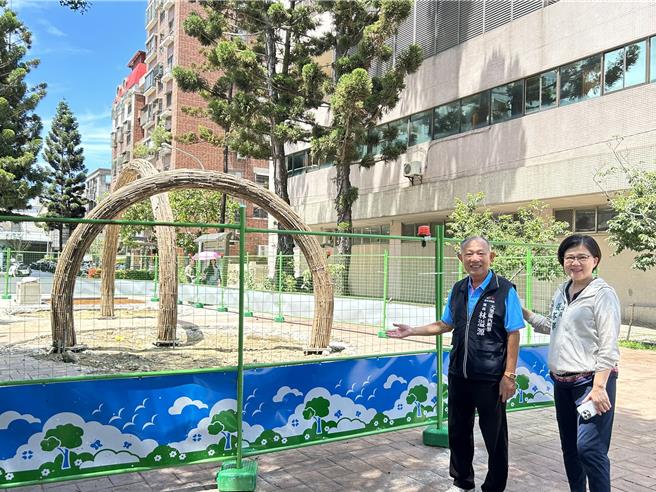 台中市大里区内新人行广场建成已久，园内石台花圃杂草丛生、外观剥落，影响美观与使用，经台中市议员张芬郁与内新里长林溢源等人争取改善绿美化设施并规画机车停车格、候车亭等，近日将迎来新风貌。（市议员张芬郁提供／潘虹恩台中传真）