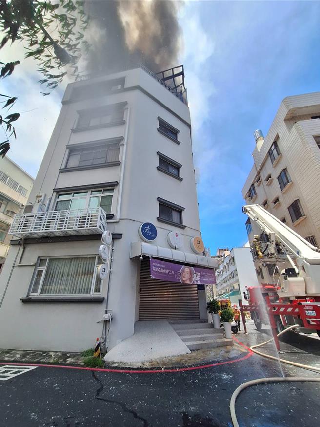 台南市南區聖南街一處透天民宅，1日上午11點45分突然傳出火警，現場冒出大量濃煙。（讀者提供／洪榮志台南傳真）