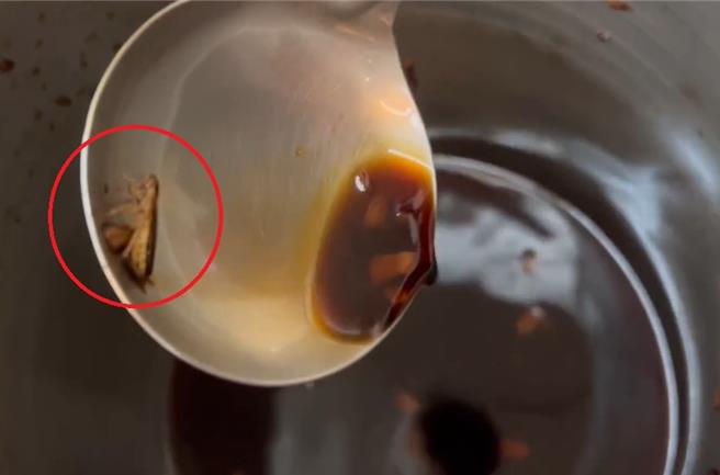 高雄楠梓區一間豆漿店也爆出醬料內有小強，民眾將小強在醬料理漂浮的影片發上網，引起討論。（翻攝自●【爆料公社二社】●／楊舒婷高雄傳真）