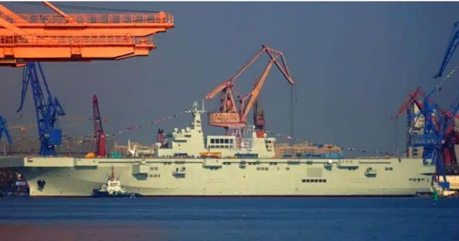 大陸軍事實力近年高速發展。圖為共軍075型兩棲艦下水照。（圖 / 取自微博）