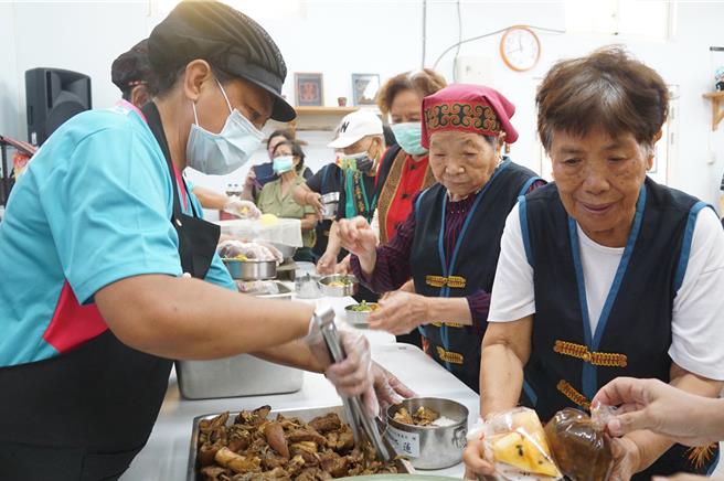 原民會主委曾智勇宣布，全台文健站再增設10站，達到520站，同時文健站餐食費用，從每人每餐50元提高至60元以上。圖為來義鄉古樓文健站長者用餐情況，每天有1主菜、3配菜、1湯品，每周還有2天有水果，都是免費。（羅琦文攝）