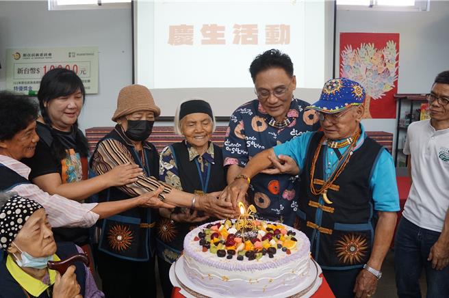 原民會主委曾智勇（右三）與立委伍麗華（左三）和古樓文健站長者一起切生日蛋糕。（羅琦文攝）