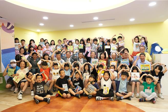 第184所玉山圖書館於桃園市大同國小啟用，玉山證券董事長林晋輝(三排右六)與出席貴賓及師生們合影。（玉山提供）