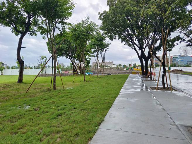 中华五路及正勤路的拉瓦克部落原址拆迁完成后，进行中华路侧红砖人行道拓宽，提升民眾行走舒适性。（图／高雄市工务局）