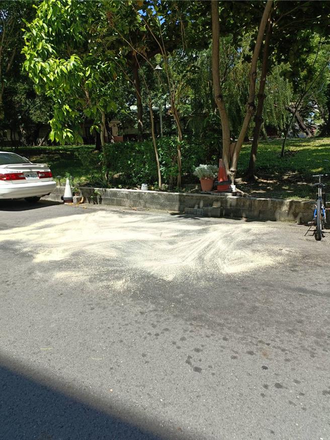 高雄市环保局到场铺木屑止滑。（民眾提供／杨舒婷高雄传真）