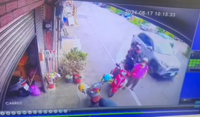 网友认为阿婆左脚踏出白线。（图／翻摄监视器）