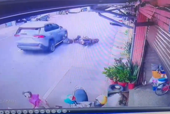 撞击后三人倒地，吴孟庭多日抢救后仍不幸身亡。（图／翻摄监视器）