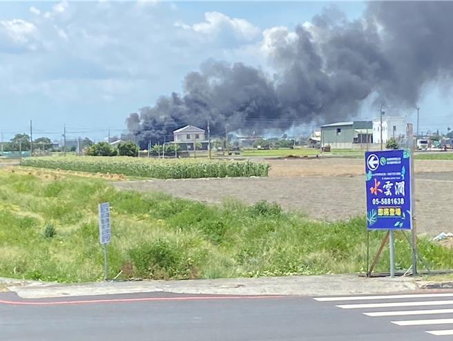 云林县虎尾镇持法妈祖宫附近1处板模暂置场，1日中午12点54分许发生火灾，大量黑烟直窜天际，消防局出动8车18人前往抢救，现场火势猛烈幸无人受困。（民眾提供／张朝欣云林传真）