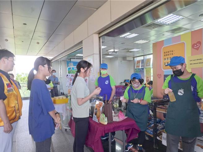 方舟就业服务协会向高捷公司租下捷运桥头火车站站内的一角，小店推出「懂事茶叶蛋」与饮料等食品。（方舟提供／林瑞益高雄传真）