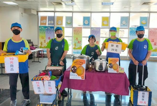 方舟就业服务协会向高捷公司租下捷运桥头火车站站内的一角，由弱势朋友们贩卖「懂事茶叶蛋」与饮料等食品。（方舟提供／林瑞益高雄传真）