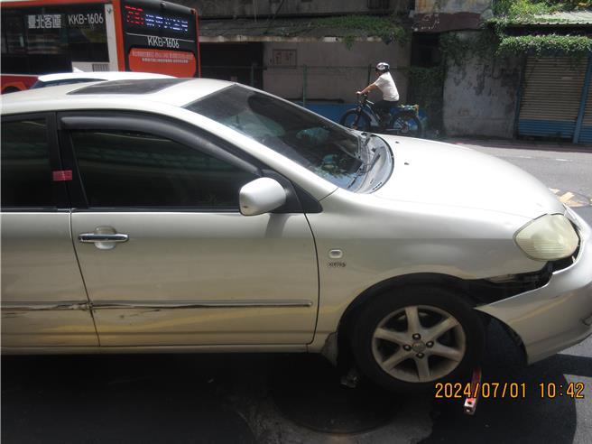 拖吊車司機操作不慎，導致自小客車前保險桿脫落。（警方提供）