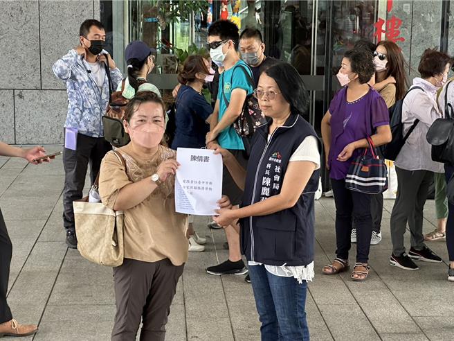 台中市某劳动服务合作社的居服员因遭积欠薪资，1日上午到市府前陈情。（林欣仪摄）