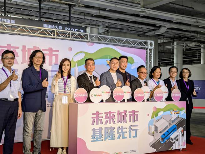 基隆市長謝國樑（左5）、立法委員林沛祥（左6）、交通部公路局長陳文瑞（左4）等人，共同出席基隆轉運站啟用典禮。（張志康攝）