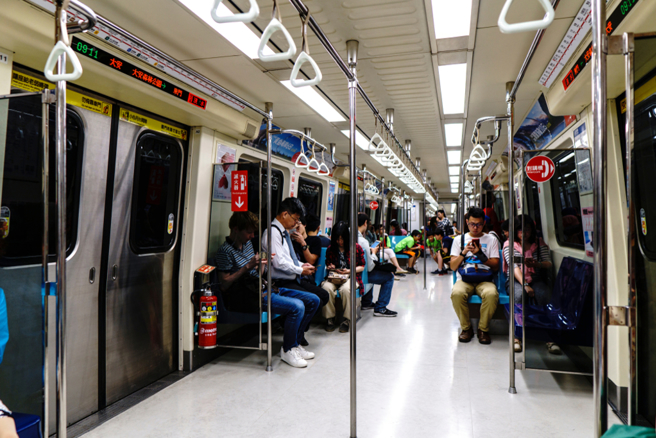 一名网友分享在台北捷运红线上坐了5个小时的车还到不了目的地。（图：shutterstock／达志）