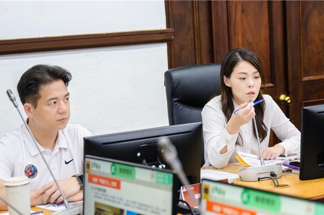 新竹市長高虹安（右）親自主持「新竹市道路交通安全聯席會報」時，持續督導各項改善措施進度。（新竹市政府提供／陳育賢新竹傳真）