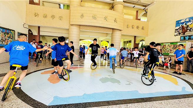 特教生獨輪車訓練第六屆結業成果展，學長姐帶動學弟妹20多人帶來精彩成果表演。（吳旭智團隊提供／羅浚濱新竹傳真）
