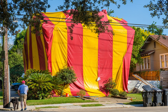 旅美作家分享，巨型帳篷將整棟房子包得密不透風的背後含意，坦言這是不少美國家庭的噩夢。(圖:shutterstock/達志)