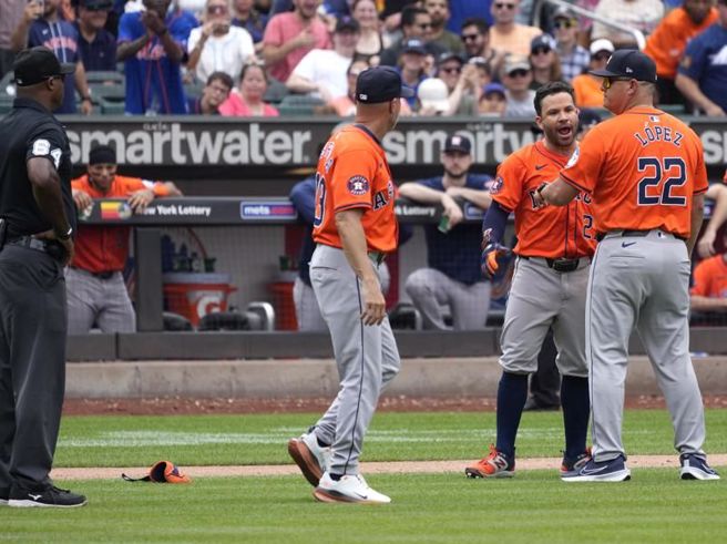 太空人艾爾圖維(右二)大吵大鬧遭到驅逐。（美聯社）